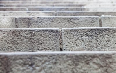 Stopnie betonowe vs. schody murowane – które rozwiązanie lepiej wybrać?